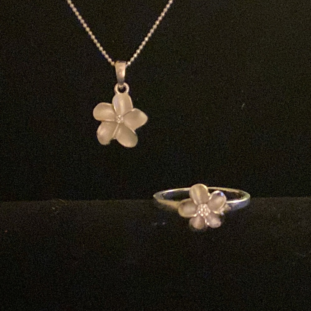 Flower necklace with matching ring 🖤